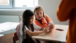 Фінляндія обмежує використання смартфонів у школах