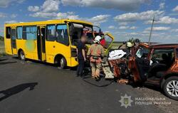 У селі Мокрець зіткнулися легковик і шкільний автобус
