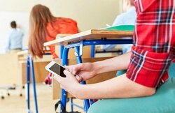Польща заборонить смартфони у школах і закриє дітям доступ до сайтів для дорослих